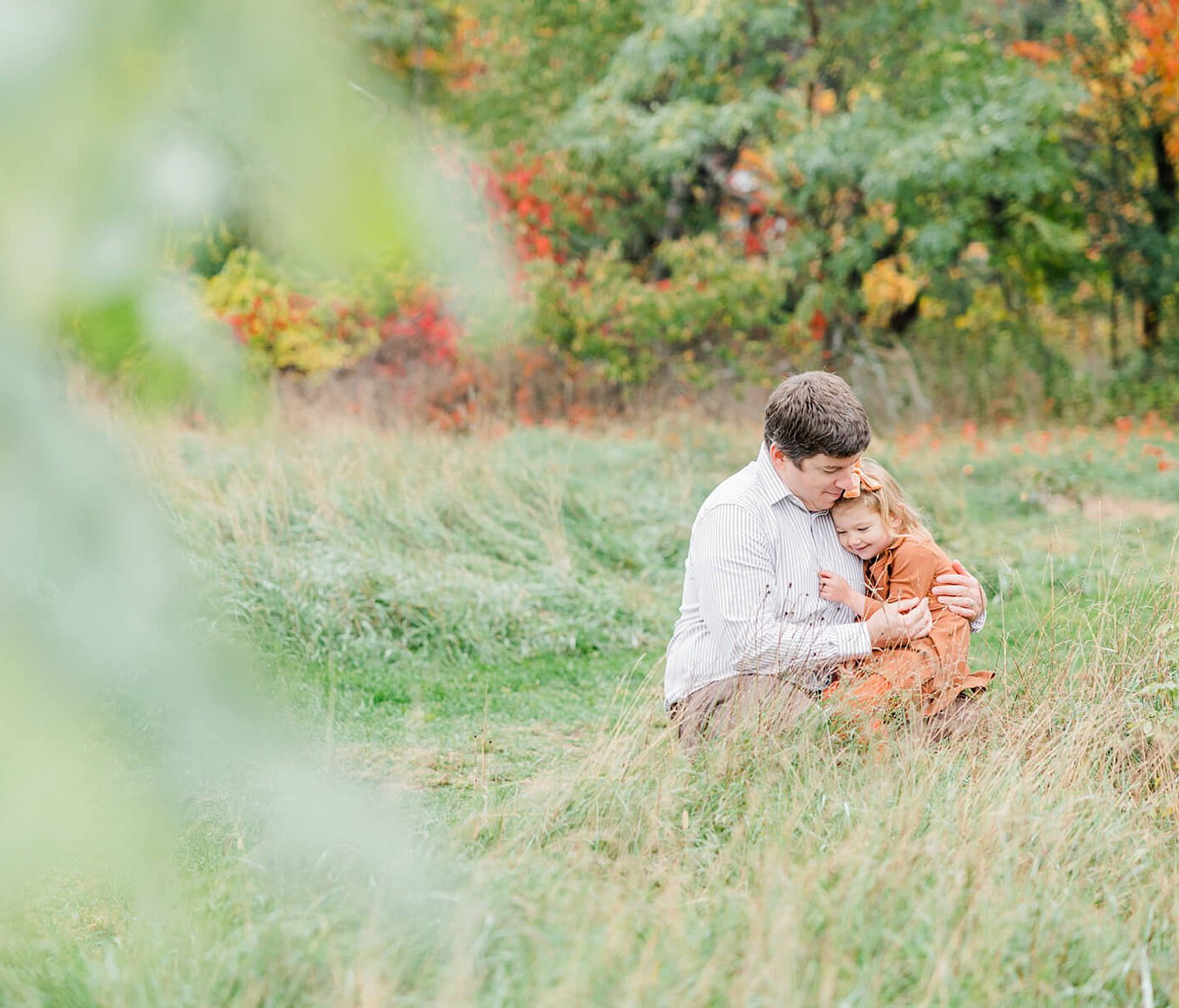 dad and daughter hugging in a field sudbury pediatricians